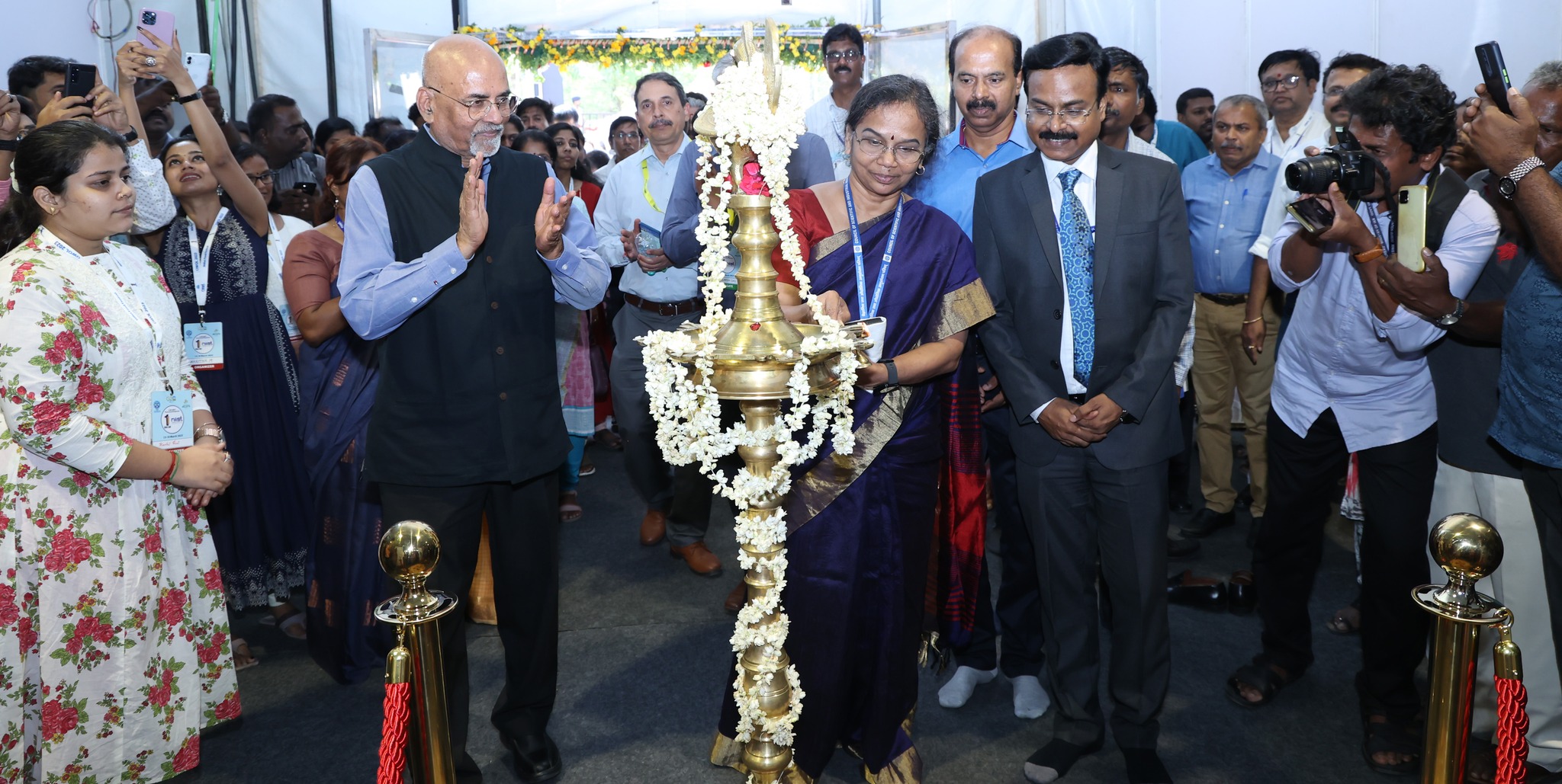 Dr. N Kalaiselvi, Secretary, DSIR, Director General, CSIR inaugurated the Millet Festival as well as the exhibition stall organized as part of the One Week One Lab program by CSIR-NIIST