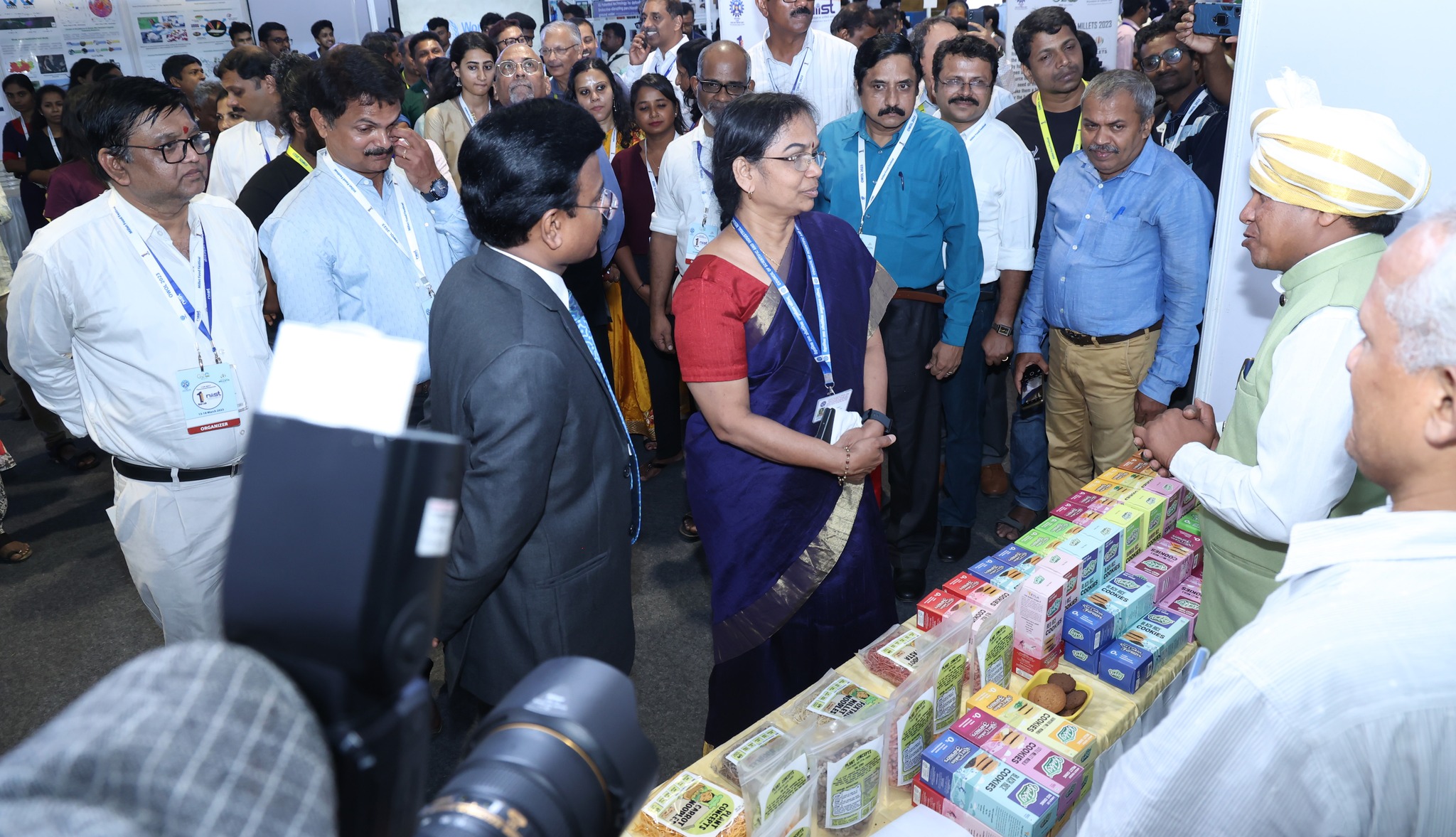 Dr. N Kalaiselvi, Secretary, DSIR, Director General, CSIR inaugurated the Millet Festival as well as the exhibition stall organized as part of the One Week One Lab program by CSIR-NIIST